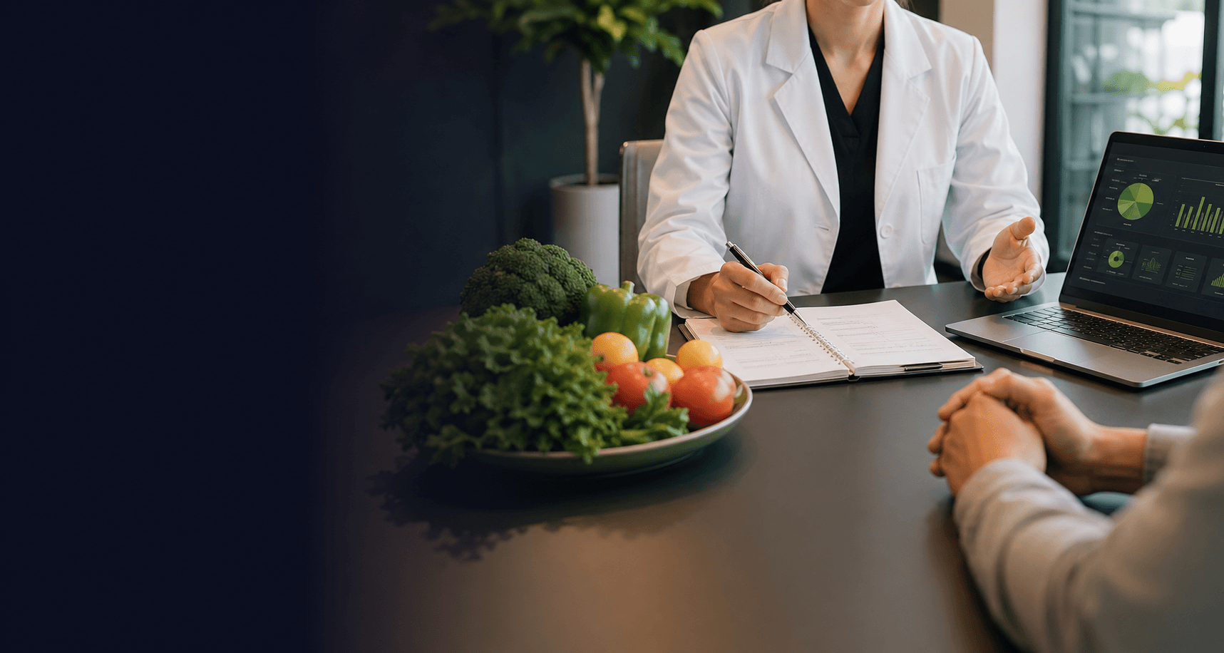 Ernährungsberaterin mit gesunder Mahlzeit